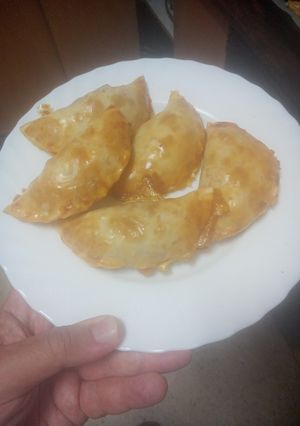 Una foto de Empanadillas de salchicha fresca y salteado de verduras al horno