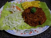 Una foto de carne de puerco y jitomate