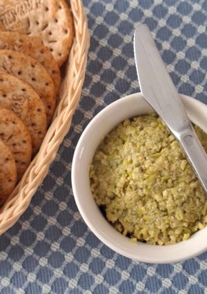Una foto de Tapenade de aceitunas verdes vegano