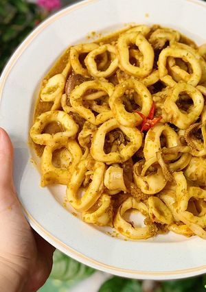 Hình của món Mực xào cà ri sả ớt.