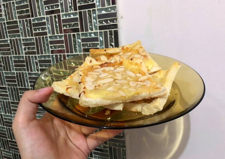 Bagaimana Menyiapkan Roti Toast Keju Almond Susu, Sempurna