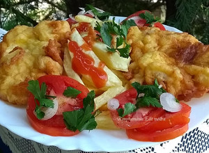 Sajtos, tejfölös bundában sült csirkemell, paradicsomsalátával, hasábburgonyával recept fotója
