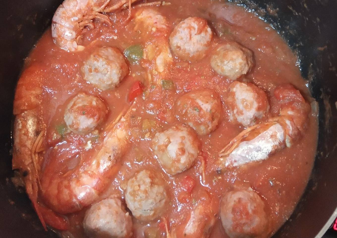 Albóndigas con gambones en salsa