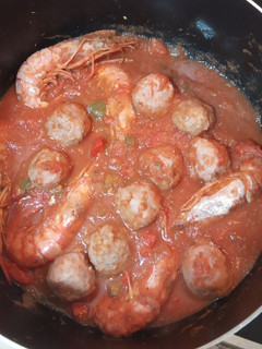 Una foto de Albóndigas con gambones en salsa