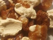 Una foto de once con crema chantilly