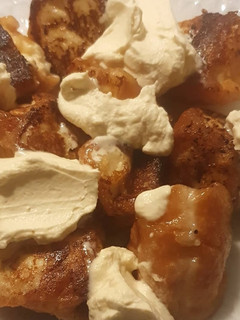 Una foto de Torrijas de donut con chantilly de curry🥯