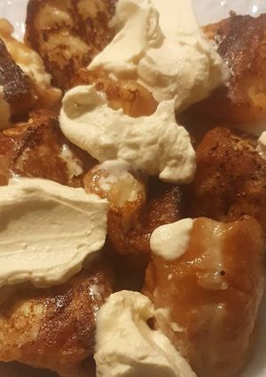 Una foto de Torrijas de donut con chantilly de curry🥯