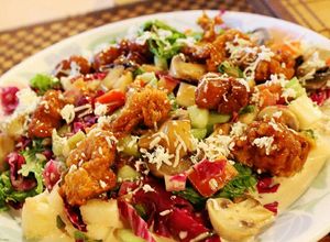 Una foto de Ensalada  amorosa... de vegetales con pollo y champiñones
