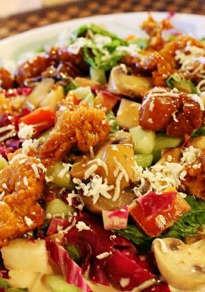 Una foto de Ensalada  amorosa... de vegetales con pollo y champiñones