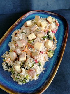 Una foto de Ensalada de quinoa con verduras asadas y tofu