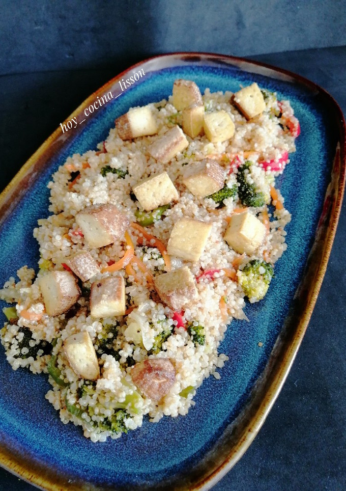 Una foto de Ensalada de quinoa con verduras asadas y tofu