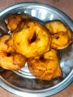 உளுந்து வடை(ulunthu vadai recipe in tamil) செய்முறை முக்கிய புகைப்படம்