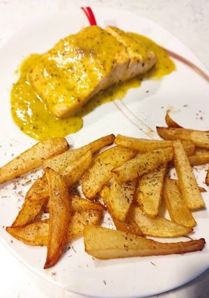 Una foto de Salmón a la naranja con patatas al romero y tomillo