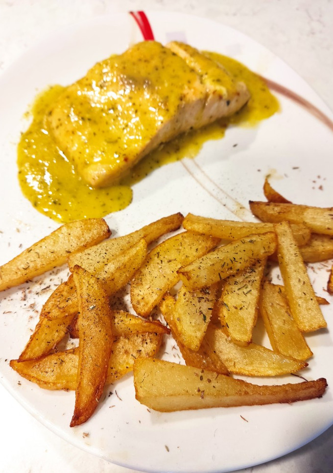Una foto de Salmón a la naranja con patatas al romero y tomillo