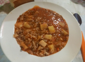 Una foto de Guiso de arroz, pollo y lentejas