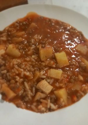 Una foto de Guiso de arroz, pollo y lentejas