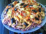 Una foto de cazuela de mariscos a la española
