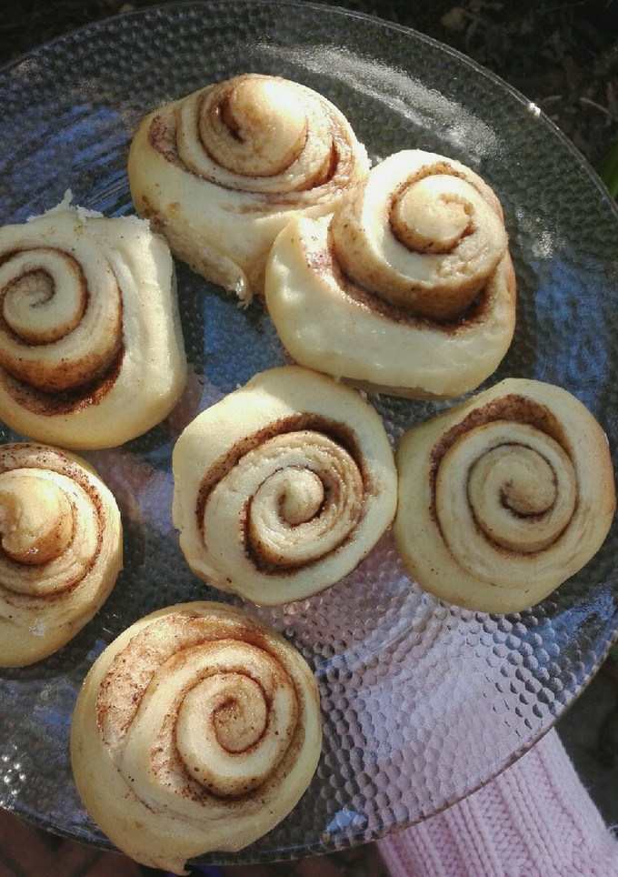 Una foto de Rol de canela o cinnamon roll sin manteca 😅 económico