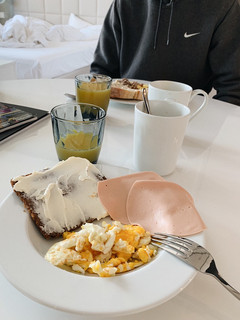 Foto principal de Desayuno: huevos revueltos, tostada, zumo y café