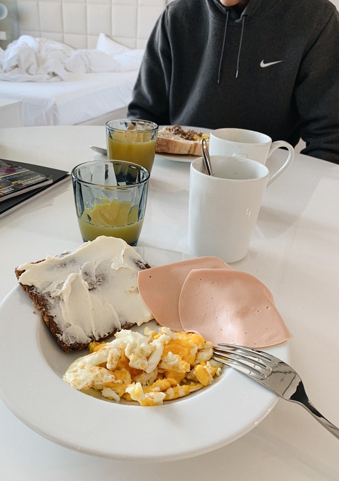 Una foto de Desayuno: huevos revueltos, tostada, zumo y café