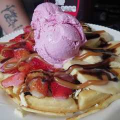 Una foto de Waffles con fruta