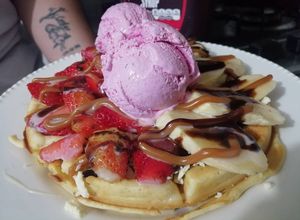 Una foto de Waffles con fruta