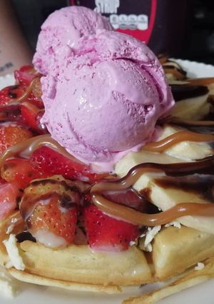 Una foto de Waffles con fruta
