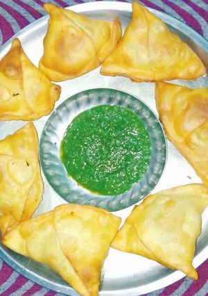 आलू समोसा (Aloo Samosa recipe in Hindi) रेसिपी मुख्य फोटो
