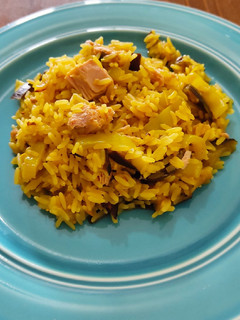 Una foto de Arroz con vegetales y atún 😋😋