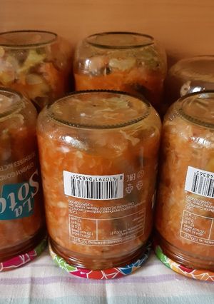 Фото Салат из огурцов с капустой и луком на зиму.