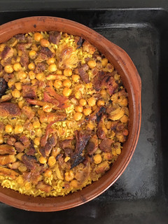 Una foto de Arroz al horno con garbanzos y mucha carne 🥩