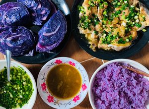 Hình của món Cá basa kho tiêu ngào đường Phú Quốc ăn kèm bắp cải tím và cơm tím.