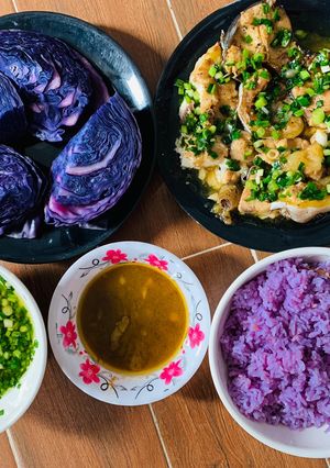 Hình của món Cá basa kho tiêu ngào đường Phú Quốc ăn kèm bắp cải tím và cơm tím.