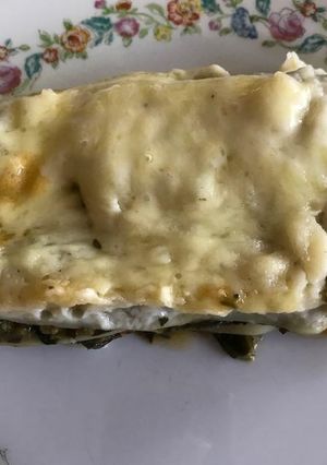 Una foto de Lasagna con espinacas