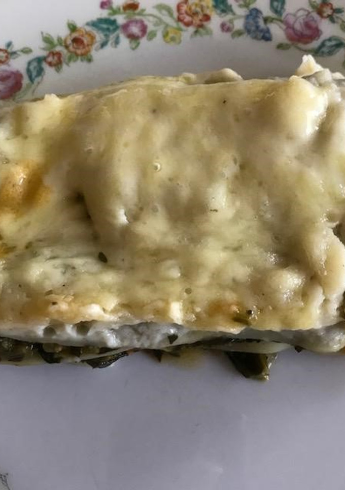 Una foto de Lasagna con espinacas