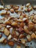 Patatas al horno con pimentón, ajos y cebolla