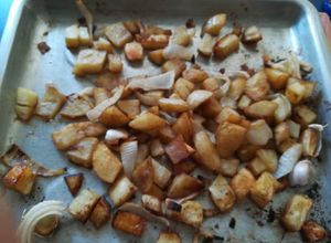 Una foto de Patatas al horno con pimentón, ajos y cebolla