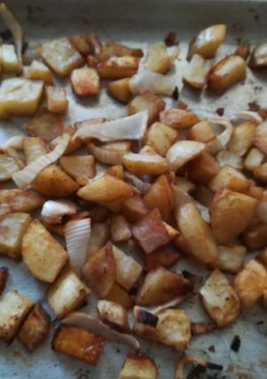 Una foto de Patatas al horno con pimentón, ajos y cebolla