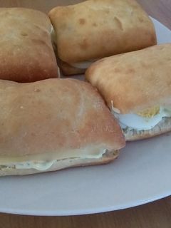 Una foto de Pan Crocata con huevo para la merienda del picnic