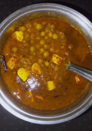 A picture of Matar Paneer.