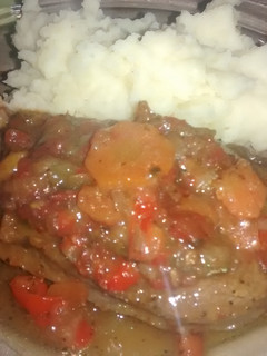 Una foto de Bife a la criolla con puré de papas