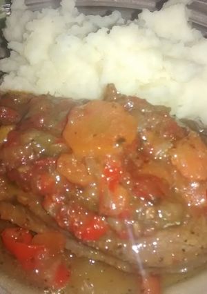 Una foto de Bife a la criolla con puré de papas 