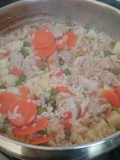 Una foto de Pollo con Arroz y verduras