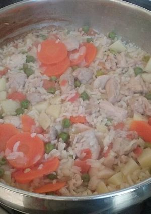 Una foto de Pollo con Arroz y verduras