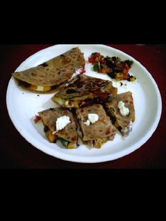 વધેલી રોટી માંથી વેજીટેબલ મેયો ટાકોઝ (Leftover Roti Vegetable Mayo Tacos Recipe In Gujarati) રેસીપી મુખ્ય ફોટો
