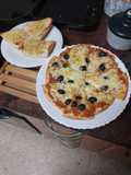 Pizza de aprovechamiento con pan de ajo a la plancha