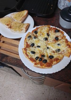 Una foto de Pizza de aprovechamiento con pan de ajo a la plancha