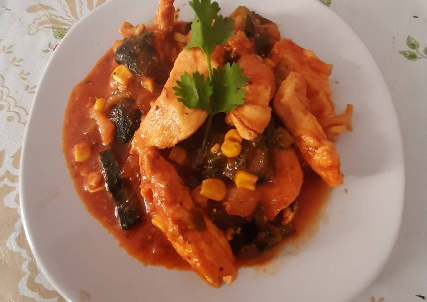 Pollo con poblano y elote en salsa de tomate