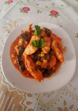 Una foto de Pollo con poblano y elote en salsa de tomate