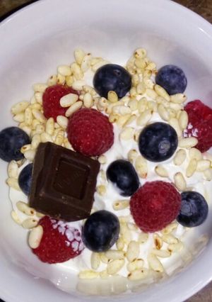 Foto principal de Yogur mezcla con arroz integral inflado, frutos y chocolate negro100 %